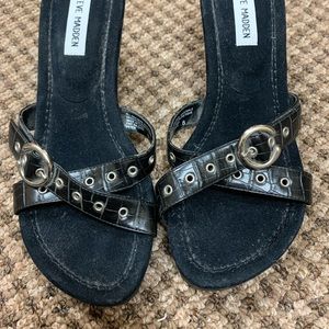 Steve Madden, flip flops black, heeled grommets across strap with buckle